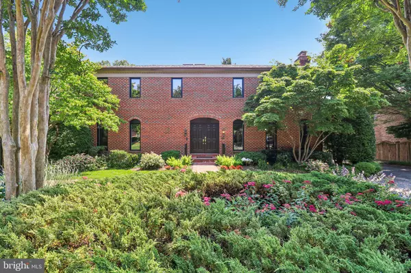 3233 ELLICOTT ST NW, Washington, DC 20008