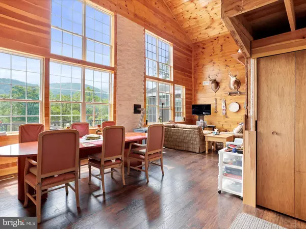 Great Cacapon, WV 25422,8864 MAGNOLIA RD