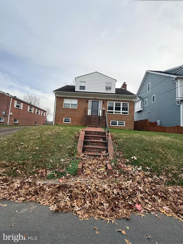 Arlington, VA 22204,2404 1ST RD S