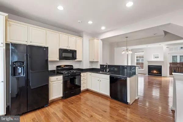 Vienna, VA 22180,2706 MANHATTAN PL