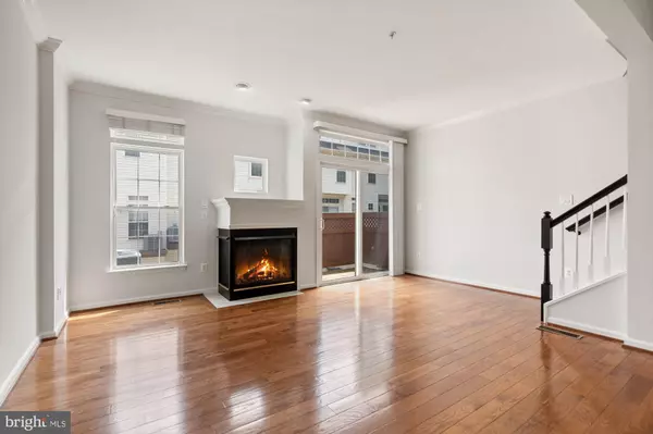 Vienna, VA 22180,2706 MANHATTAN PL