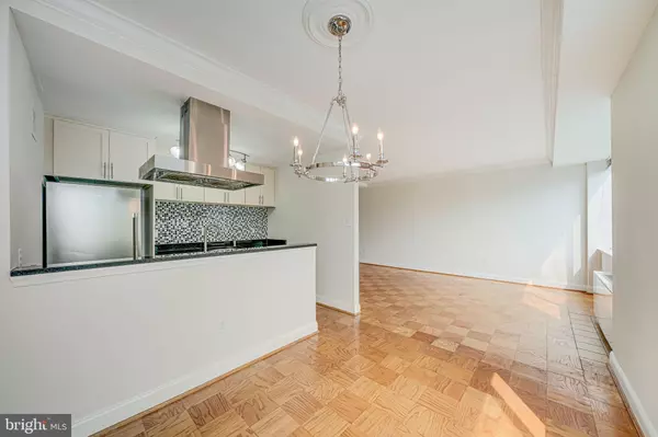 Arlington, VA 22207,4390 LORCOM LN #810
