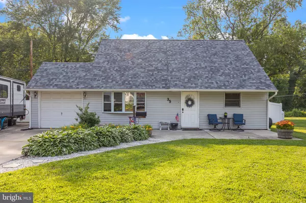 35 LONG LOOP RD, Levittown, PA 19056