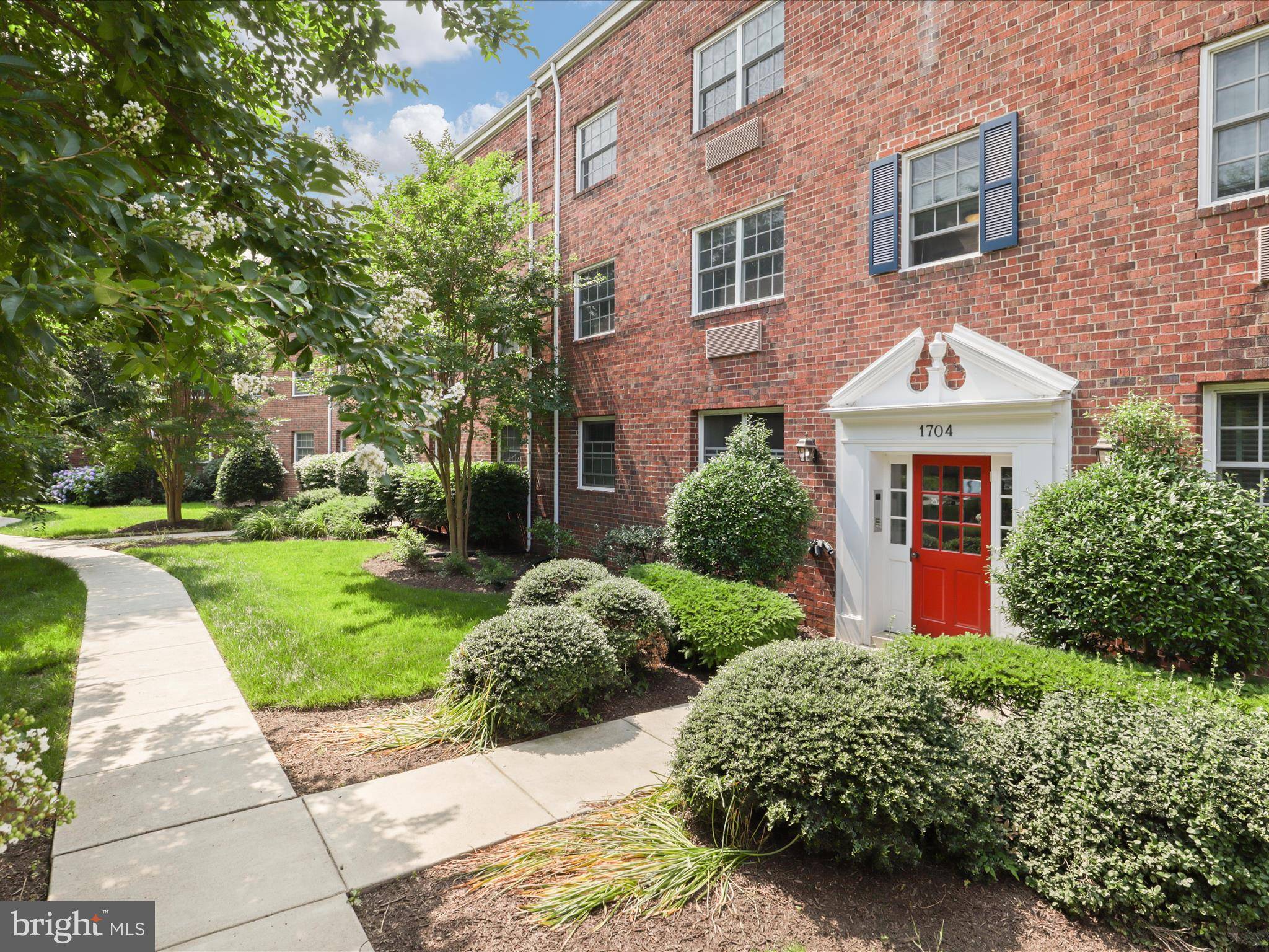 Alexandria, VA 22314,1704 W ABINGDON DR #302