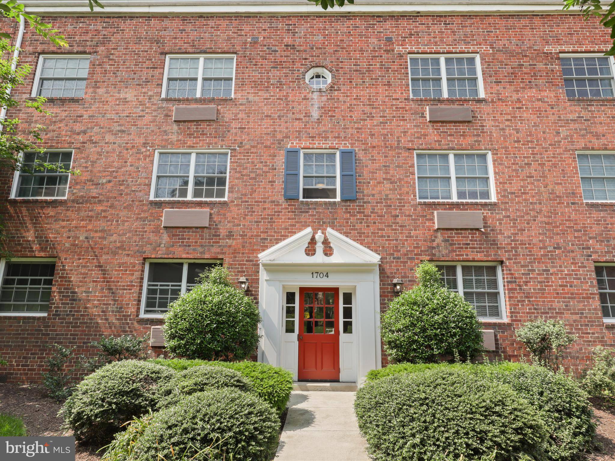 Alexandria, VA 22314,1704 W ABINGDON DR #302