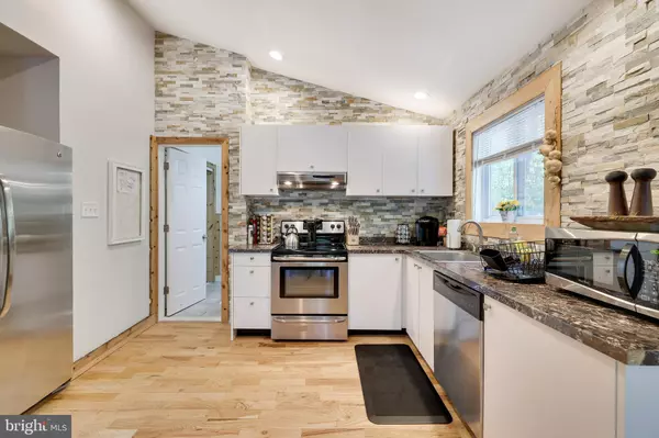 Bushkill, PA 18324,6114 DECKER RD