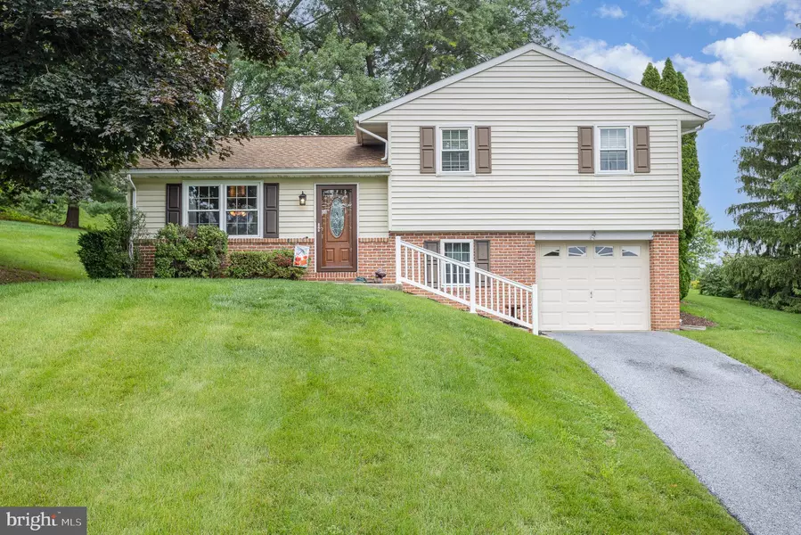 3 JULIE TER, Lititz, PA 17543
