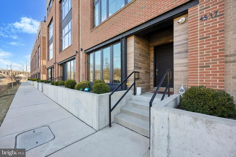 4537 RIVERSIDE WAY, Philadelphia, PA 19127