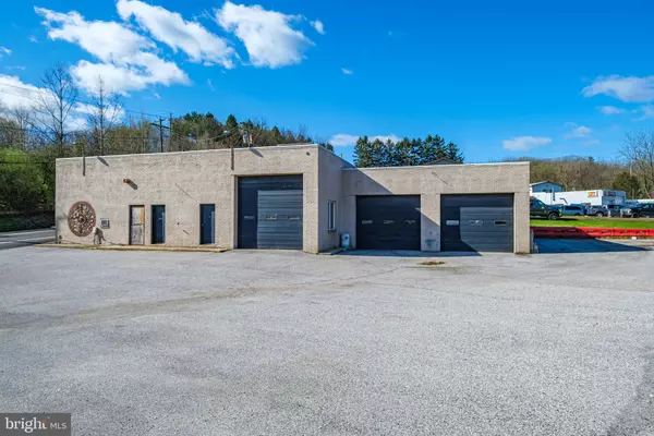 5630 YORK RD, Spring Grove, PA 17362