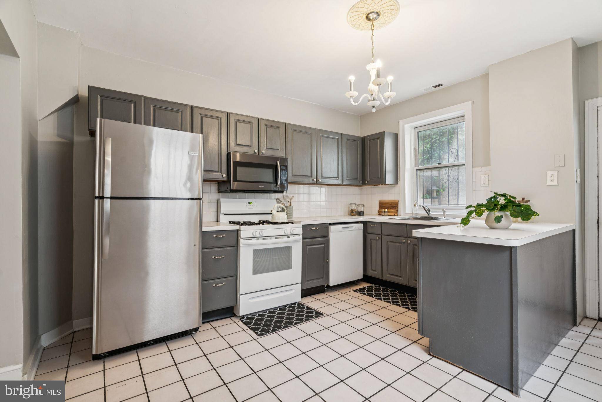 Philadelphia, PA 19123,907 N AMERICAN ST