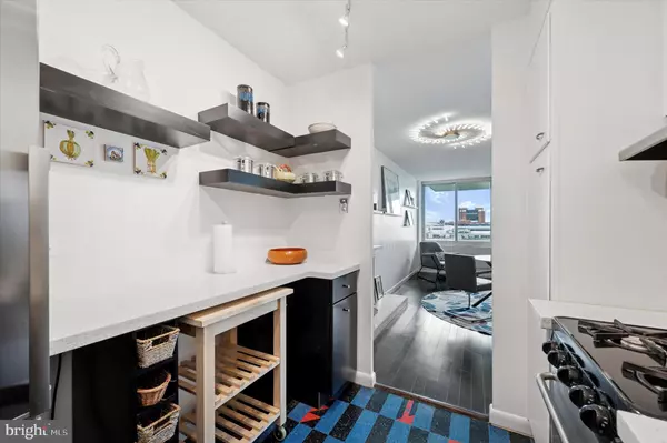 Philadelphia, PA 19106,604-36 S WASHINGTON SQ #2206-2208