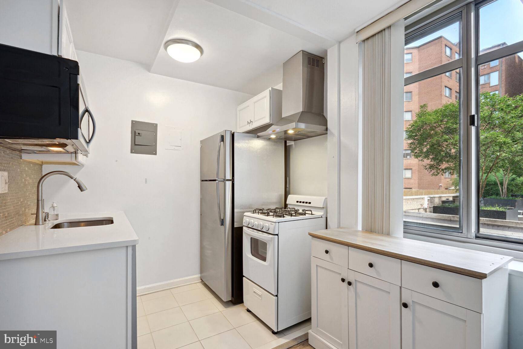 Washington, DC 20037,940 25TH ST NW #107-S