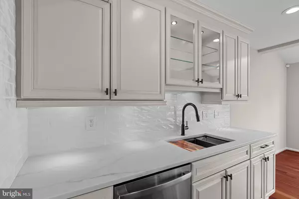 Alexandria, VA 22315,6161 SUMMER PARK LN