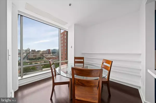 Wilmington, DE 19801,105-UNIT CHRISTINA LNDG #1402