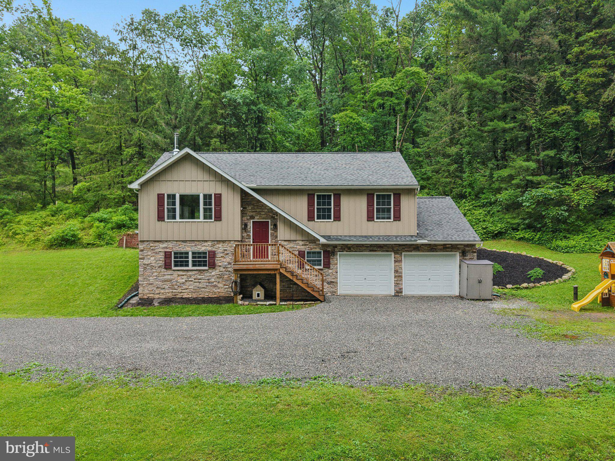 1442 PEACOCK LN, Hellertown, PA 18055