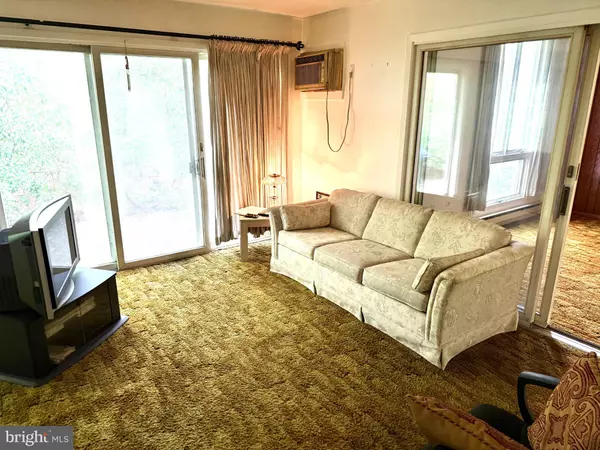 Tuckerton, NJ 08087,170 E HOLLY LN