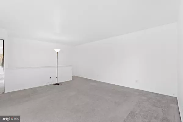 Edgewater Park, NJ 08010,275 GREEN ST #5P6