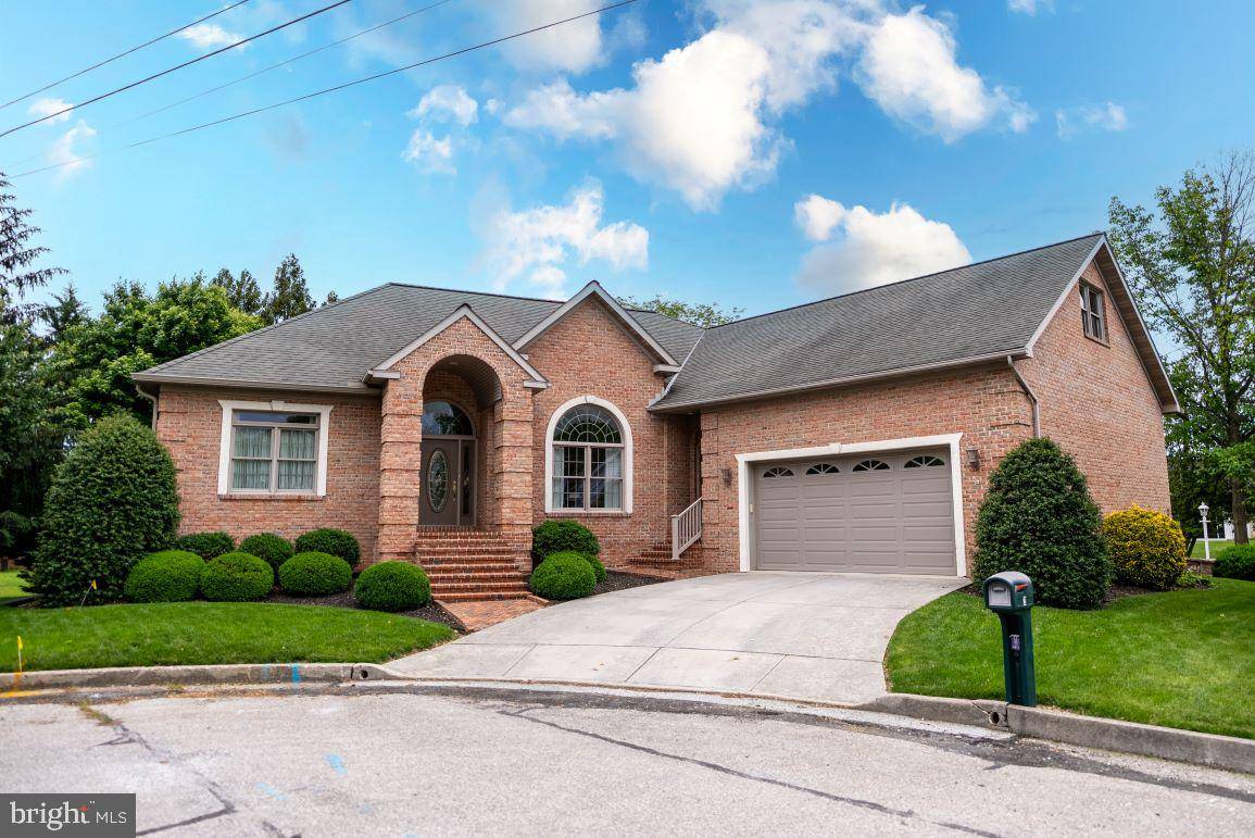 2 OAK CIR, Hanover, PA 17331