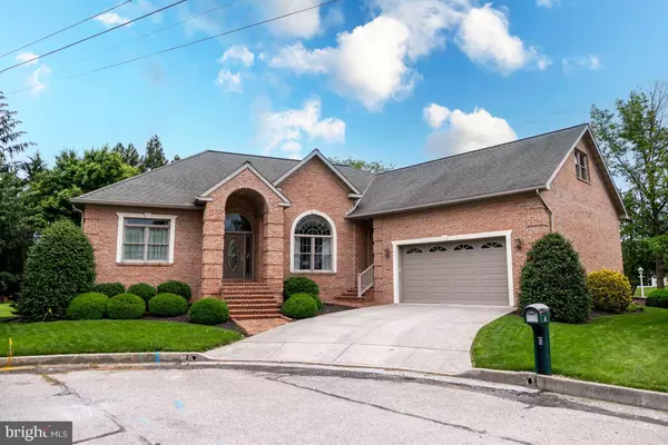 2 OAK CIR, Hanover, PA 17331