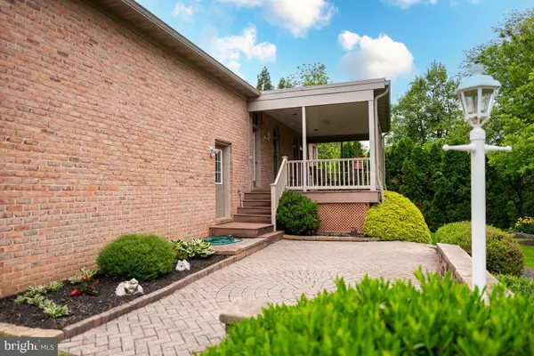 Hanover, PA 17331,2 OAK CIR
