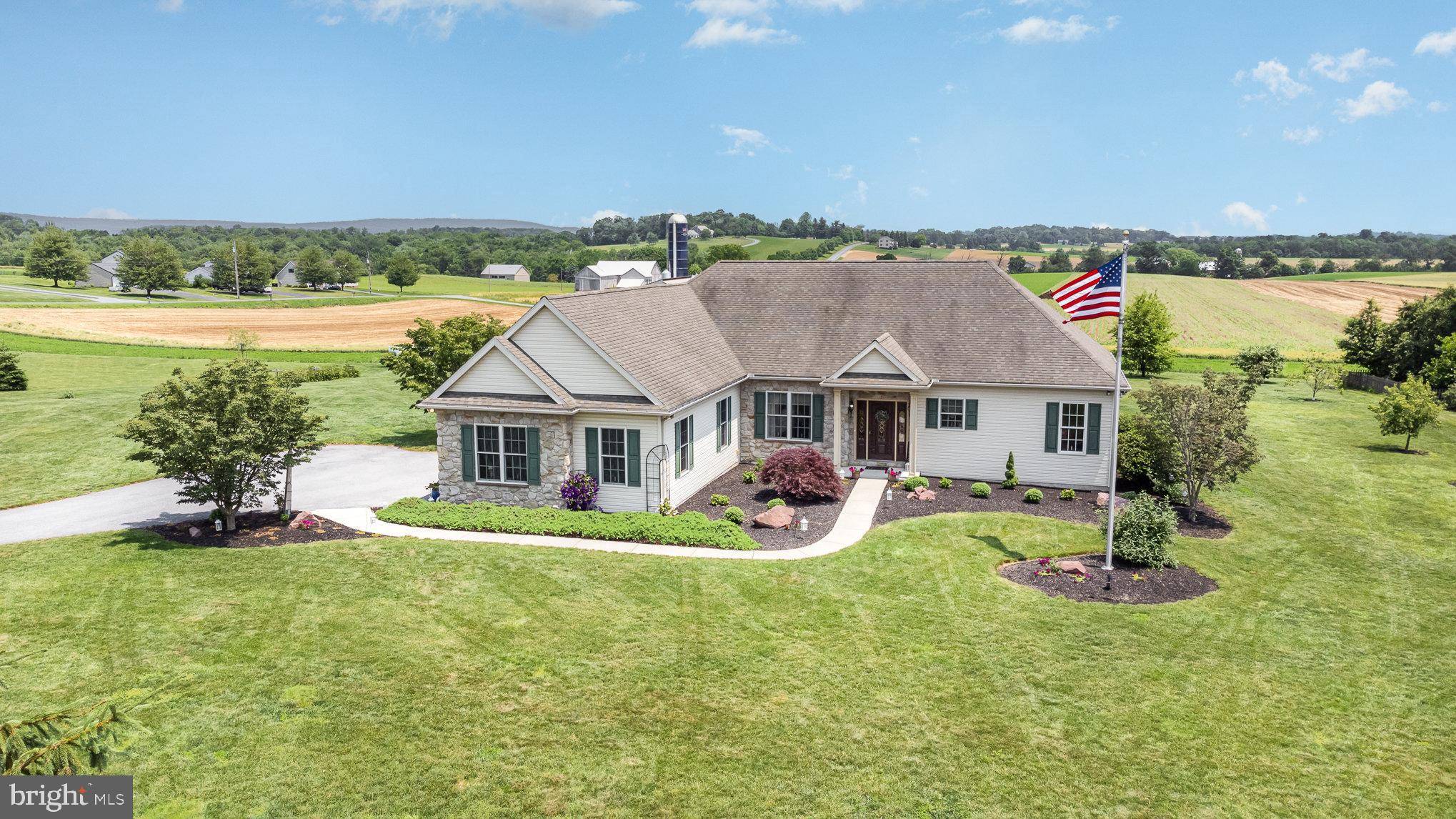 41 FENCE ROW LN, Manheim, PA 17545