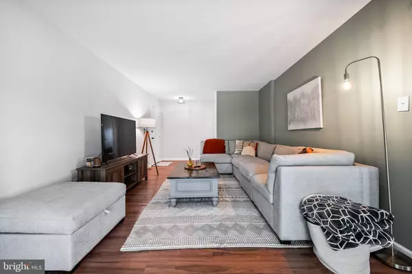 Reston, VA 20191,2074 ROYAL FERN CT #1C