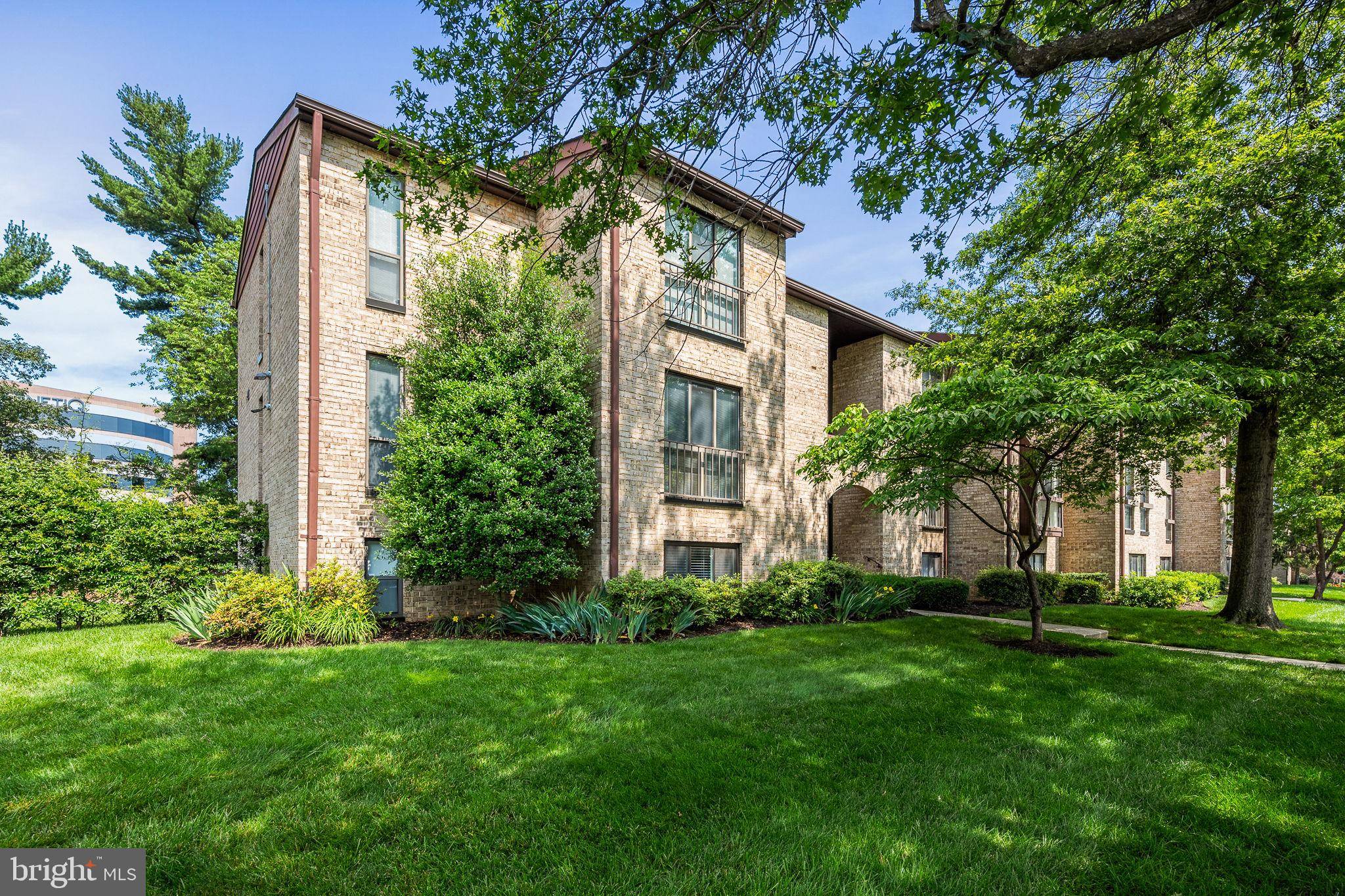 Reston, VA 20191,2074 ROYAL FERN CT #1C