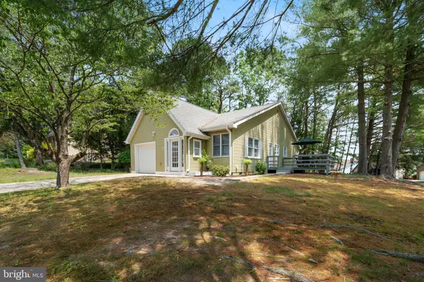 19 CEDAR AVE, Manahawkin, NJ 08050