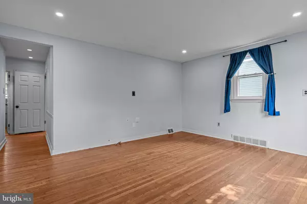 Glenside, PA 19038,742 TENNIS AVE