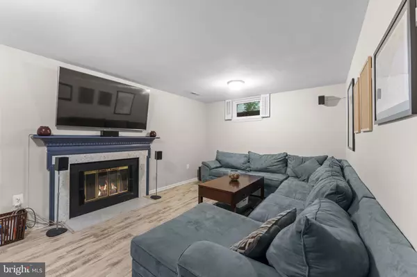 Burke, VA 22015,10034 PARK WOODS LN