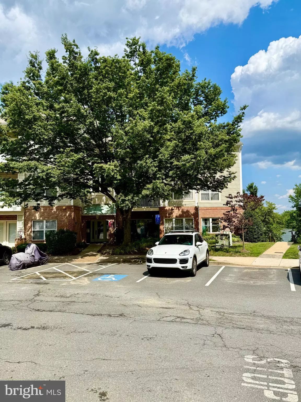 Alexandria, VA 22315,6541 GRANGE LN #401