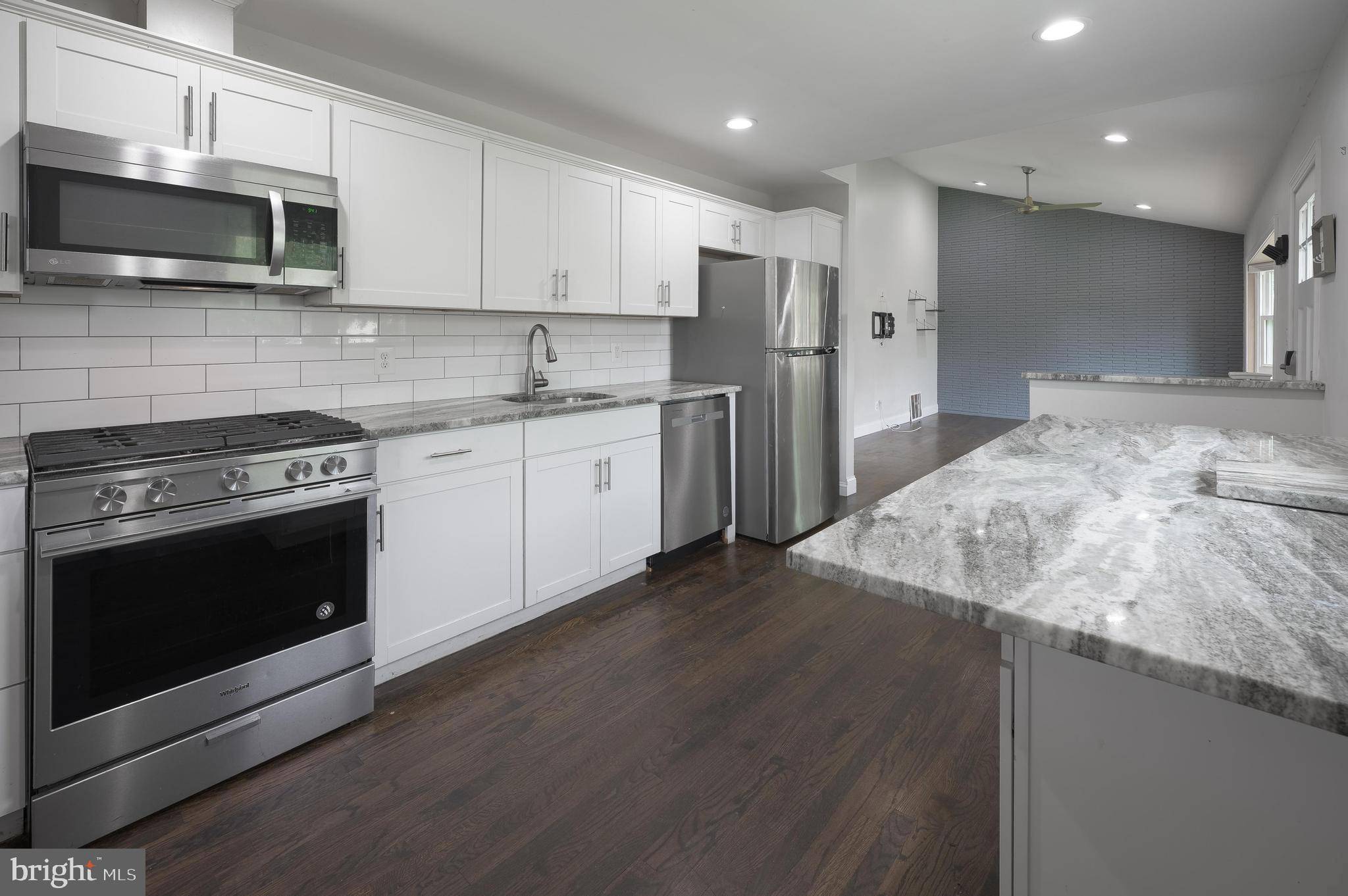 26 HEMLOCK DR, Parlin, NJ 08859
