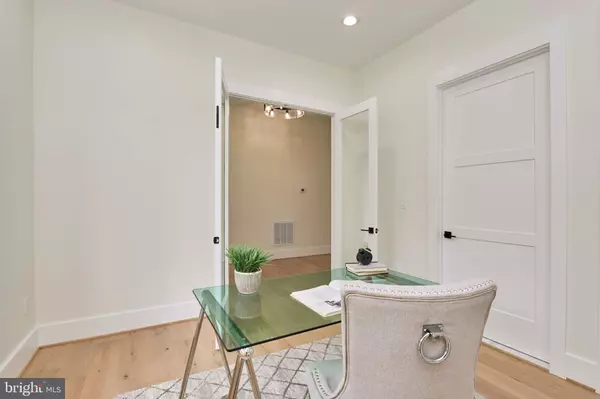 Vienna, VA 22180,517 WALKER ST SW