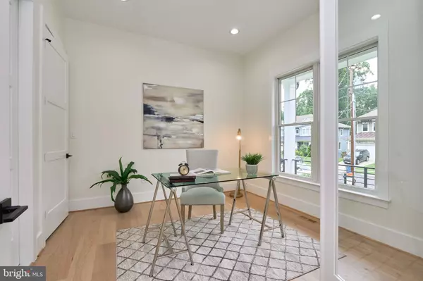 Vienna, VA 22180,517 WALKER ST SW