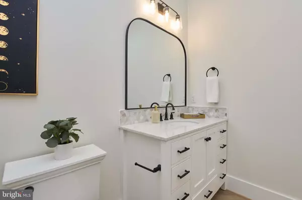 Vienna, VA 22180,517 WALKER ST SW