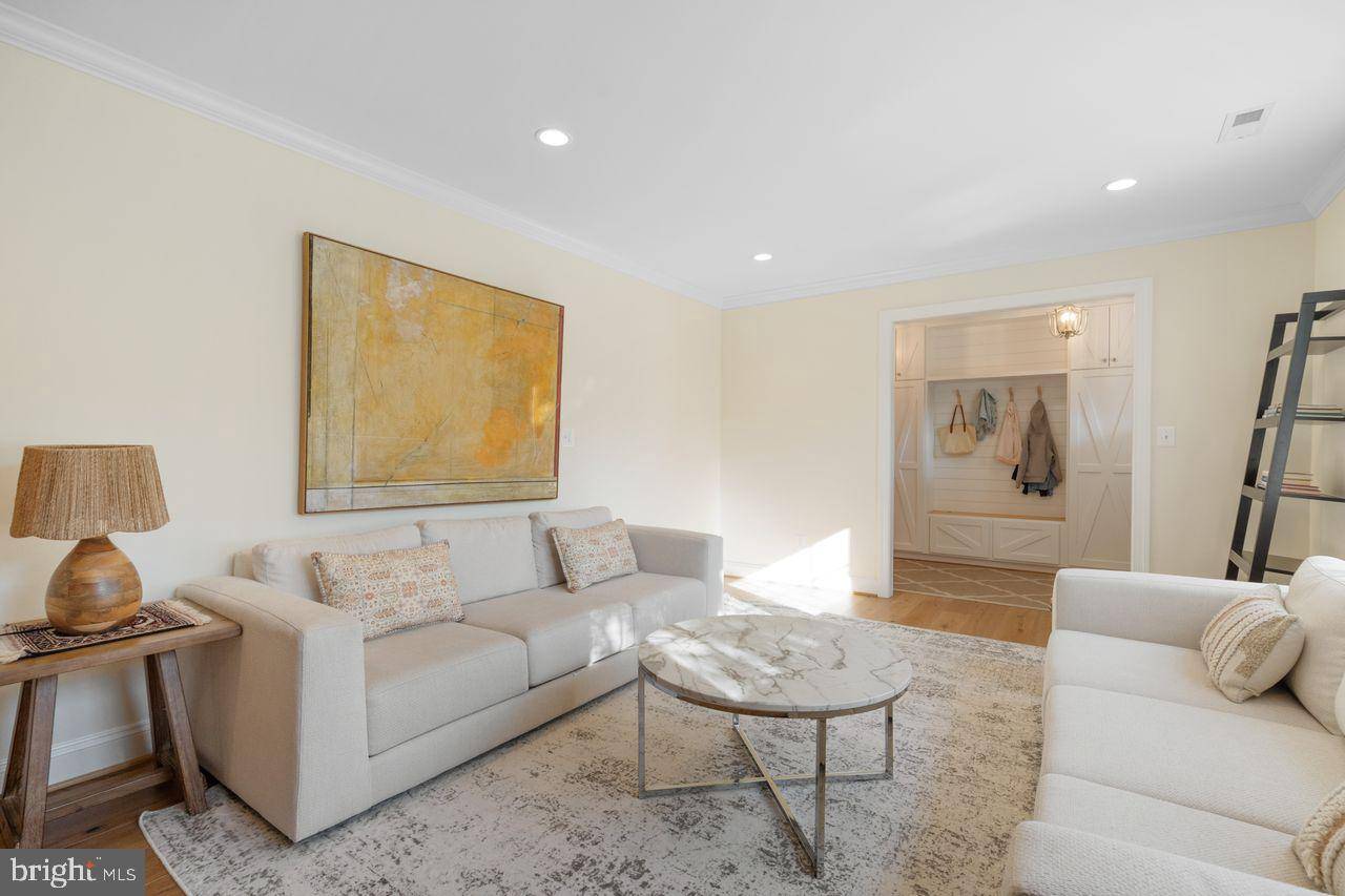 Arlington, VA 22205,629 N ILLINOIS ST