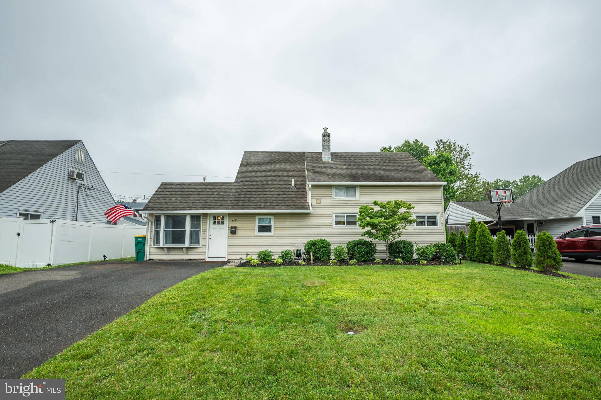 67 NEPTUNE LN, Levittown, PA 19054
