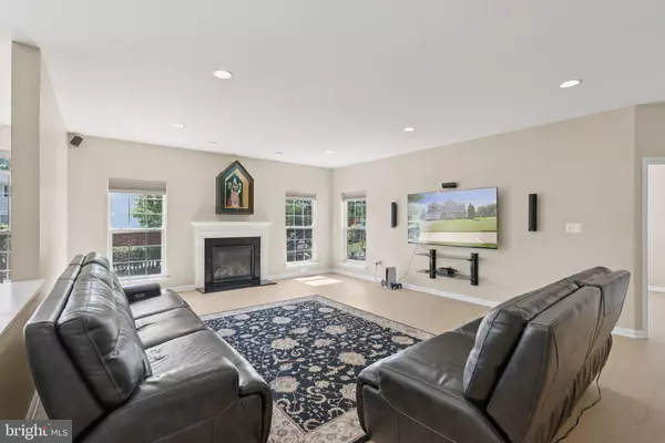 Woodbridge, VA 22193,5402 LOGGERHEAD PL