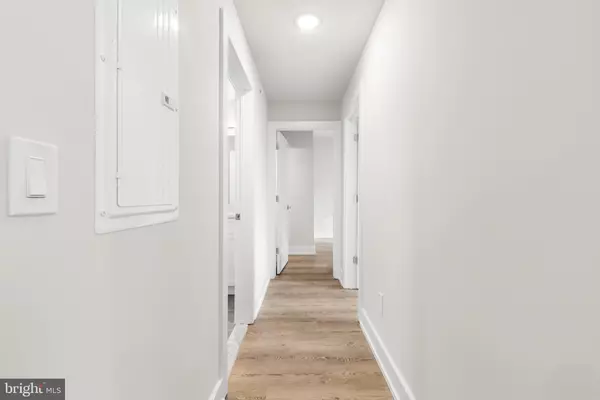Philadelphia, PA 19106,214 VINE ST #305