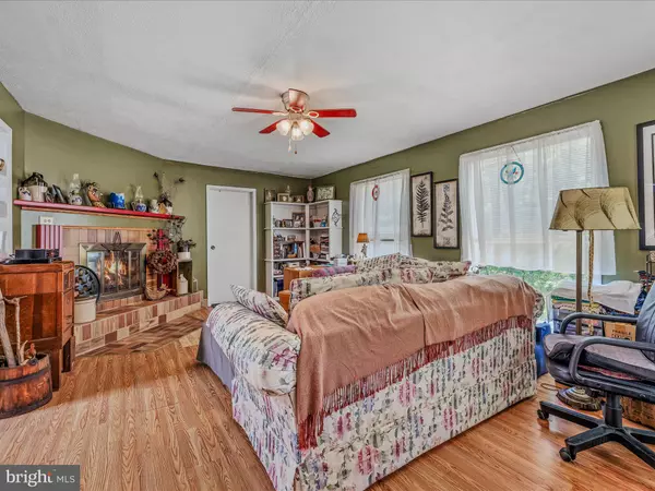 Berkeley Springs, WV 25411,378 OAK HILL RD