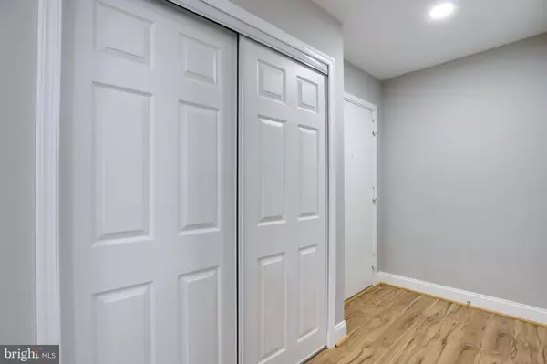 Fairfax, VA 22031,9704 KINGSBRIDGE DR #203