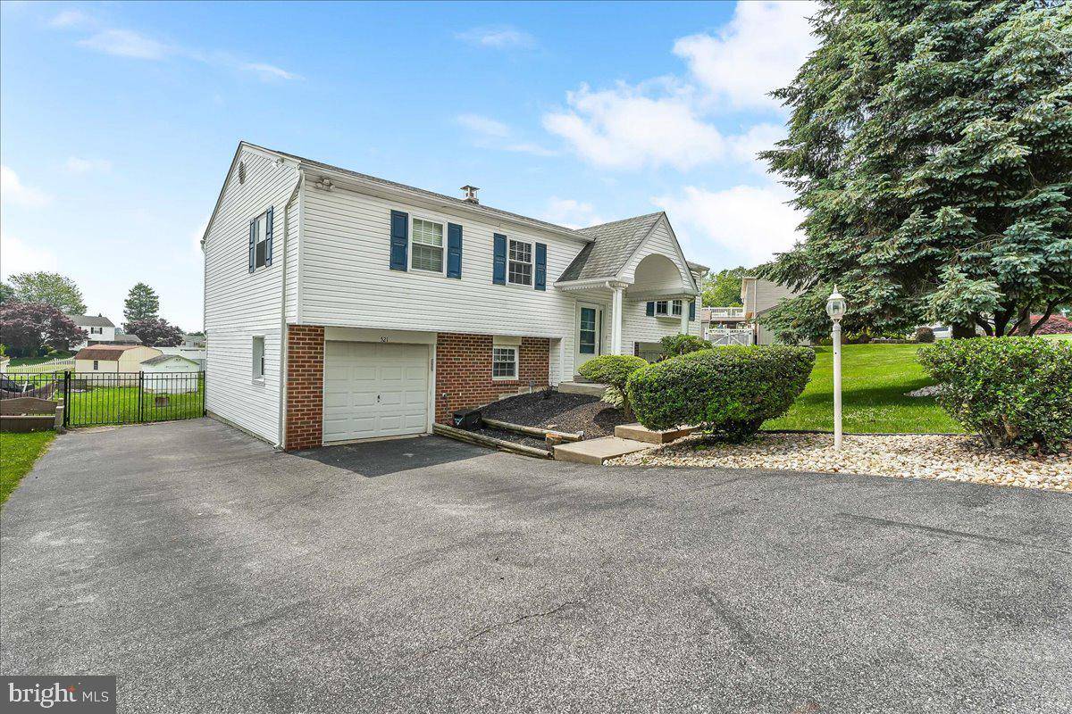 Aston, PA 19014,521 WEIR RD