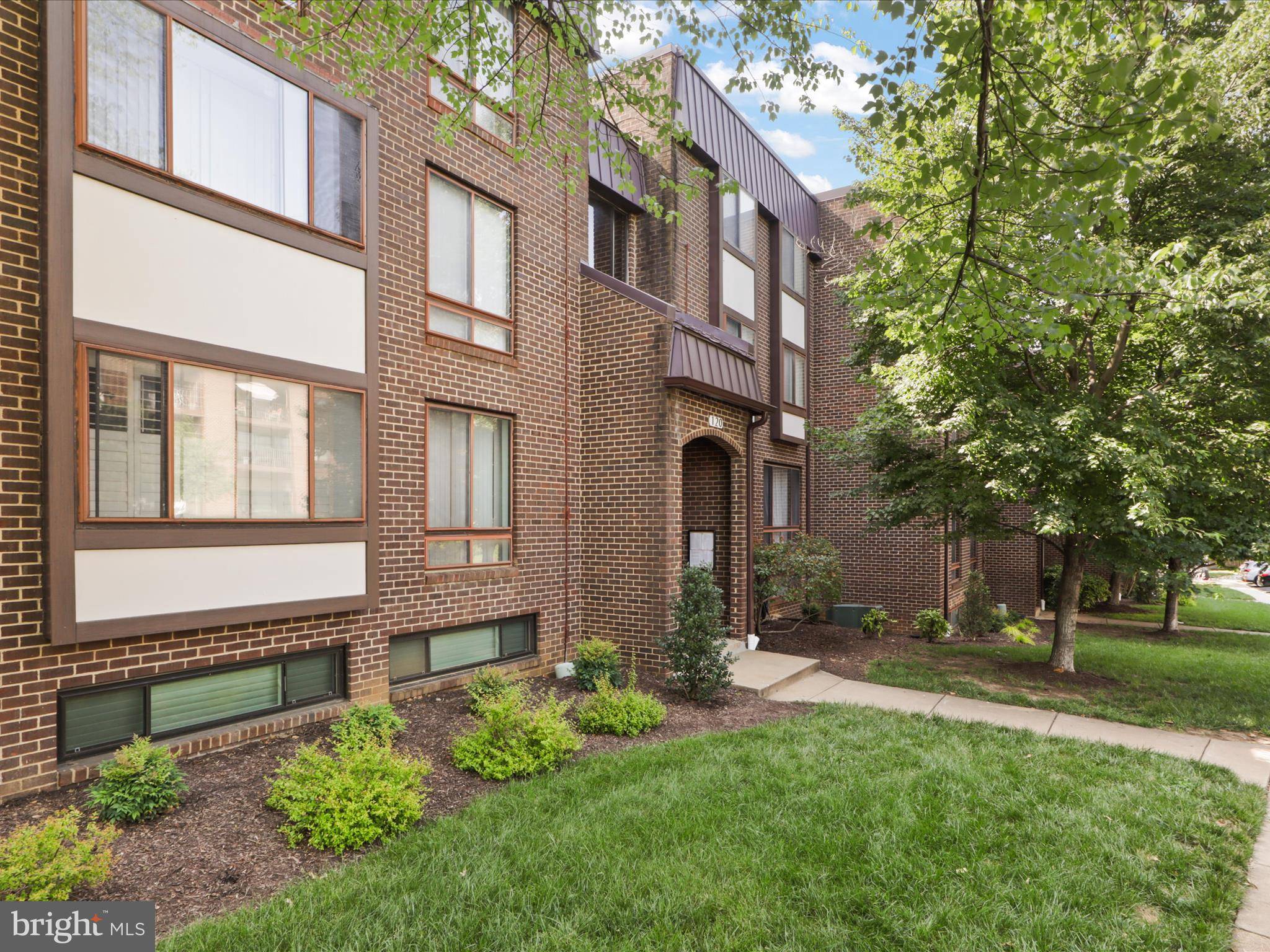 Alexandria, VA 22314,120 ROBERTS LN #400