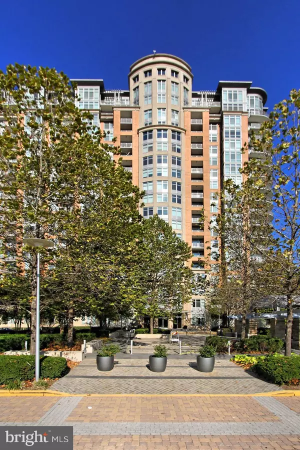 Mclean, VA 22102,8220 CRESTWOOD HEIGHTS DR #302