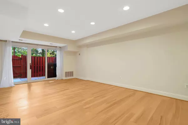 Alexandria, VA 22314,55 SKYHILL RD #102