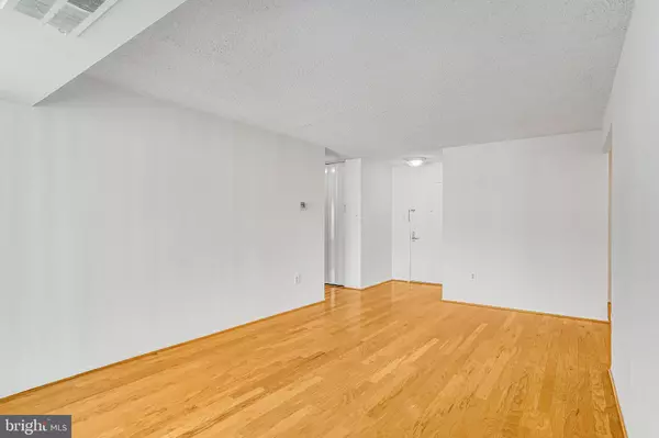 Arlington, VA 22204,4500 S FOUR MILE RUN DR #807