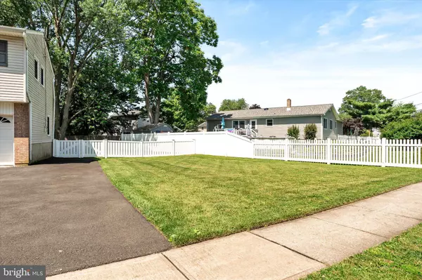 Hamilton, NJ 08690,5 WISTERIA LA