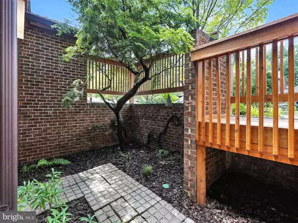 Reston, VA 20191,2151 CABOTS POINT LN