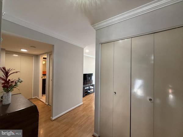 Fairfax, VA 22031,9711 KINGS CROWN CT #101