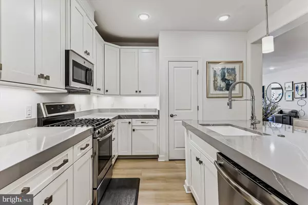 Alexandria, VA 22315,6107 FAIRVIEW FARM DR #306